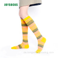 Knie-hohe geometrische quadratische Square Glückliche gestreifte Dame-Socken